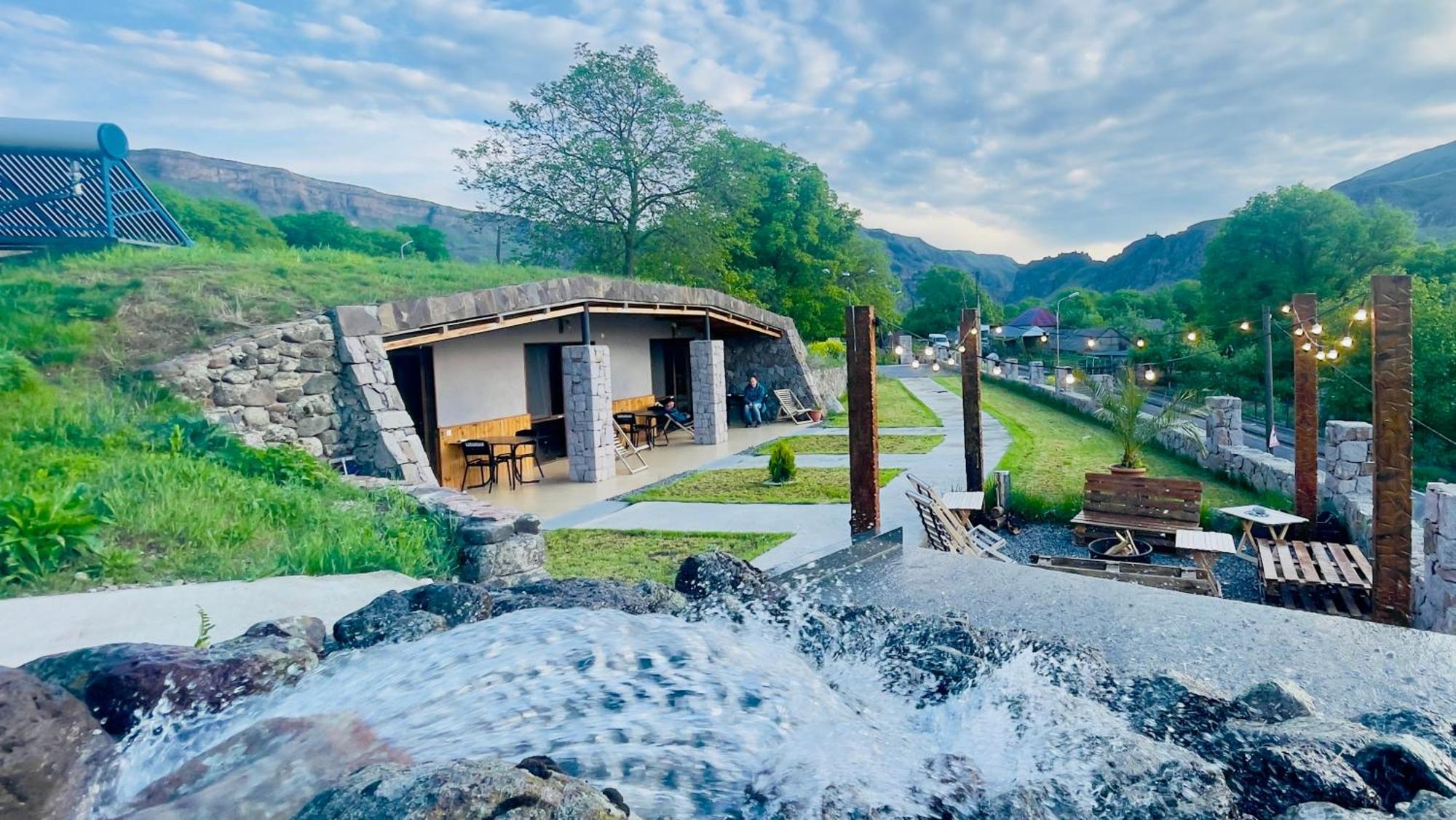Hotel Hobbiton Near Vardzia Caves T'mogvi Exterior photo